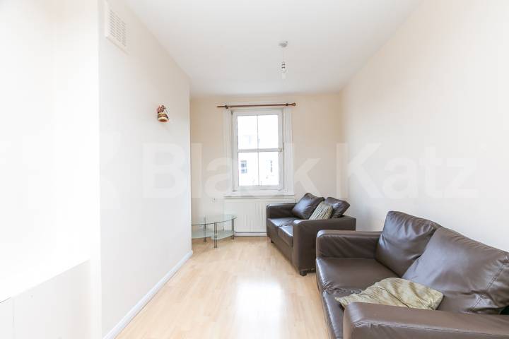Top floor 3 bedroom apartment located within easy reach of local amenities  Annette Road, Holloway